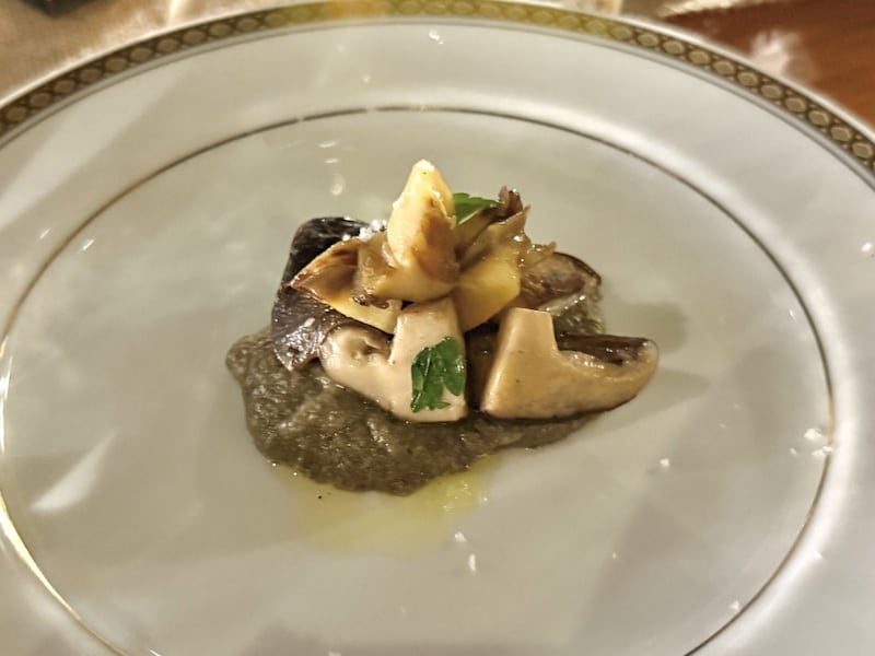 「サザエと椎茸のソテー」濃厚な肝ソースと椎茸の相性が抜群でお酒がすすむ