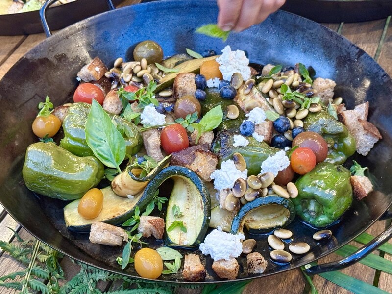 「夏野菜の大きなサラダ」。大きな鍋に入ったサラダはシェアして食べる