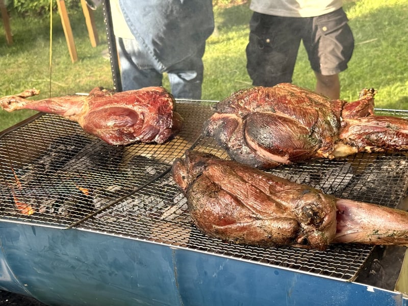 豪快な鹿の脚の丸焼き