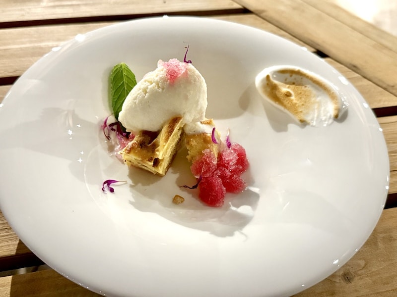 「バウムクーヘンとホーリーバジルのアイス、ルバーブと赤紫蘇のグラニテ」