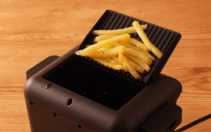 卓上に置けるコンパクトサイズ。安全装置もしっかり内蔵[食楽web]