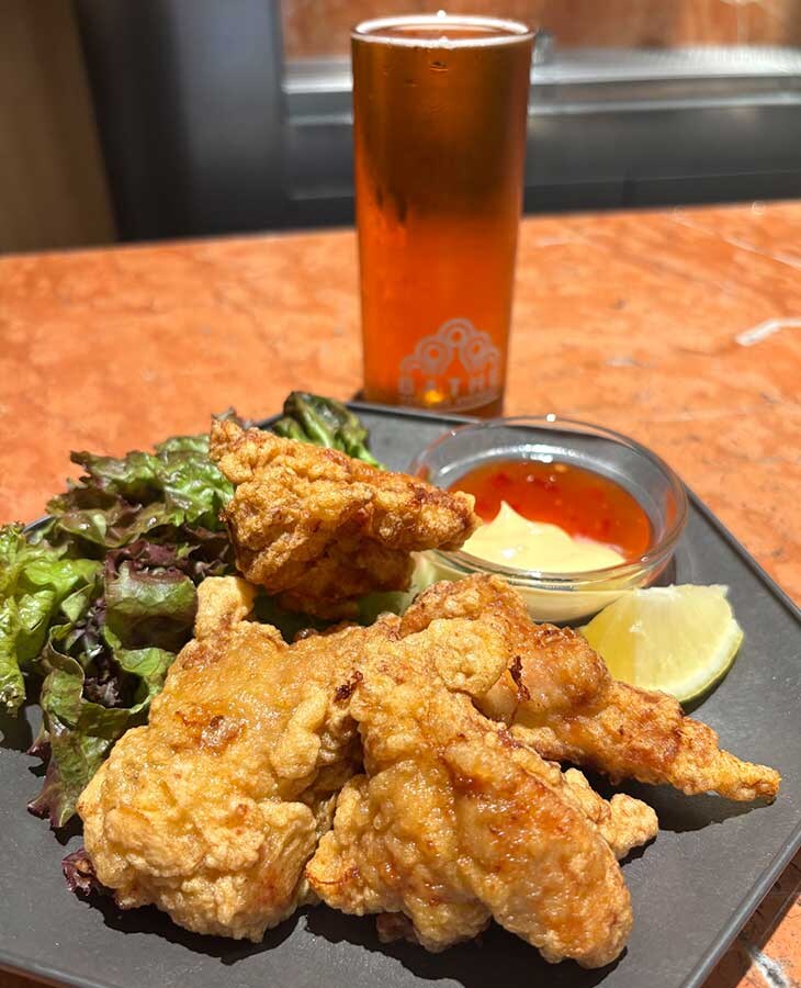 下味にビールを入れ漬け込む事でお肉が柔らか！「とりの唐揚げ(小)」750円、「SHOWER(M)」630円