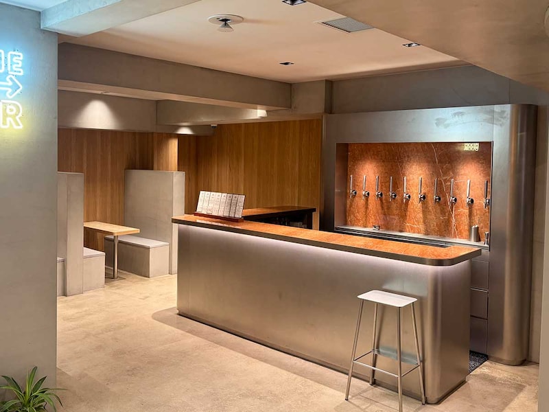 すっきりしたカウンター奥に10タップのサーバーが並びます [食楽web]