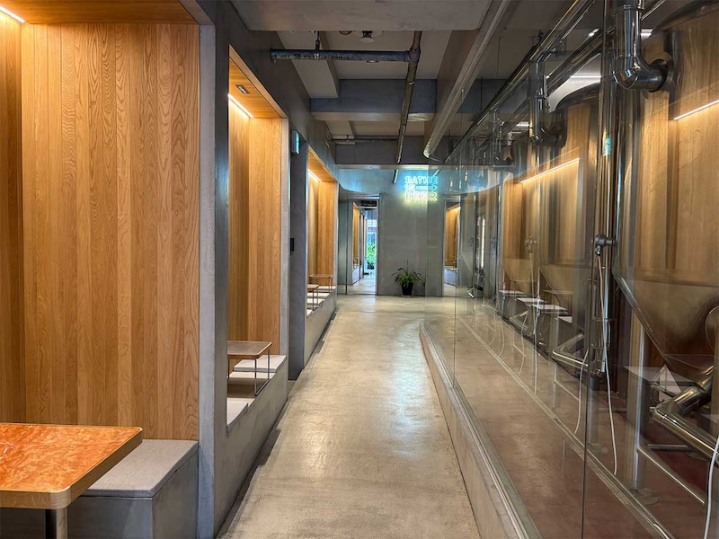 ガラス越しに見える大きな醸造タンクは圧巻！