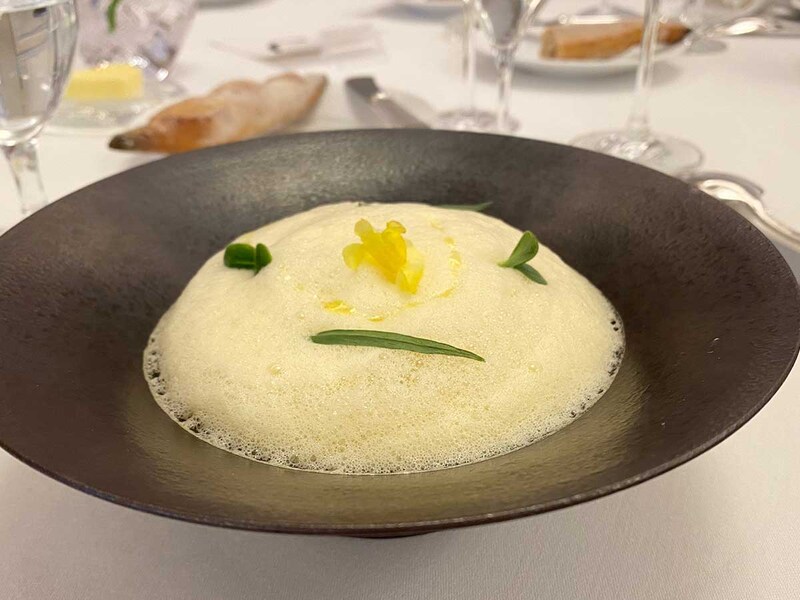 「六条大麦とイカの温かいサラダ 汐ウニ風味のエキューム」