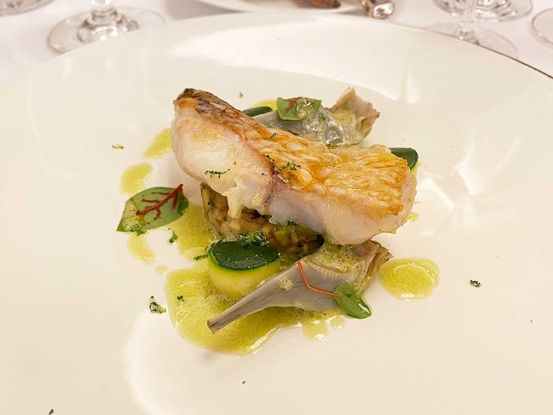 「甘鯛のうろこ焼き 福井県産大豆の煮込み ソースヴァンブラン」