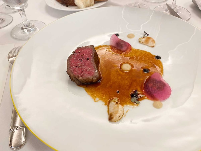 「若狭牛もも肉のポワレ ペドロヒメネスヴィネガーを効かせた20年熟成ポルトソース」