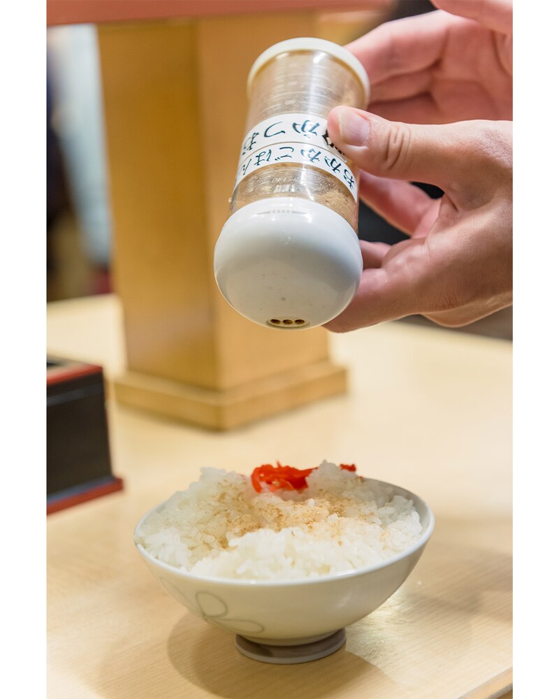 粉かつおは容器の底をポンポンと叩くといい感じに出てきます