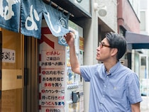 【小宮山雄飛 蕎麦呑みの名店】鰹節の香りに誘われて、立ち食い蕎麦のレジェンド店『そばよし』へ