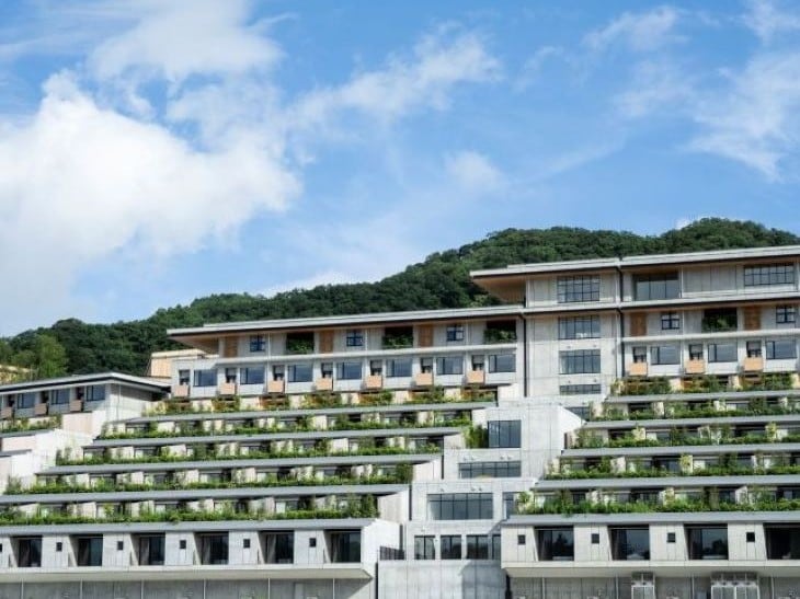 全室から大自然を望むことができるホテル棟は、山の斜面の立地