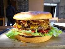 通常サイズ何個分！？ 高級ホテルの超巨大ハンバーガーが登場！【THE OAK DOOR＠六本木】