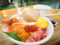 【北海道】朝ごはんは市場で決まり！ “好き”だけを詰め込む釧路のご当地名物「勝手丼」が旨い