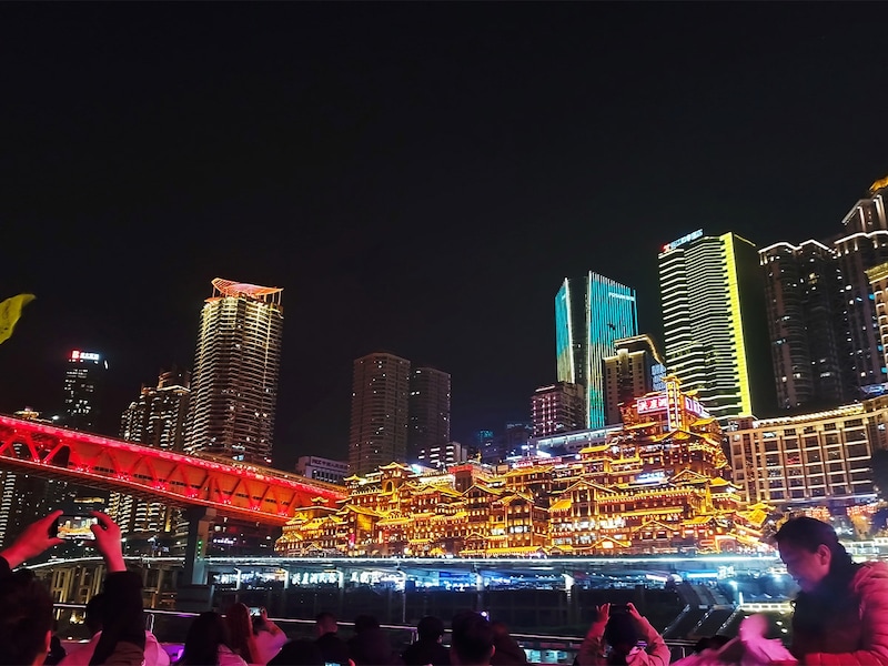 長江と嘉陵江を進む遊覧船で、夜景を楽しむ重慶観光定番の楽しみ。崖沿いに作られた建築物の過激なライトアップは、重慶のパワフルさの象徴
