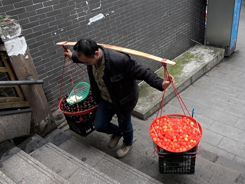 ヒーヒー言いながら階段を上り下りしている間も、いろいろなフルーツに出会う[食楽web]