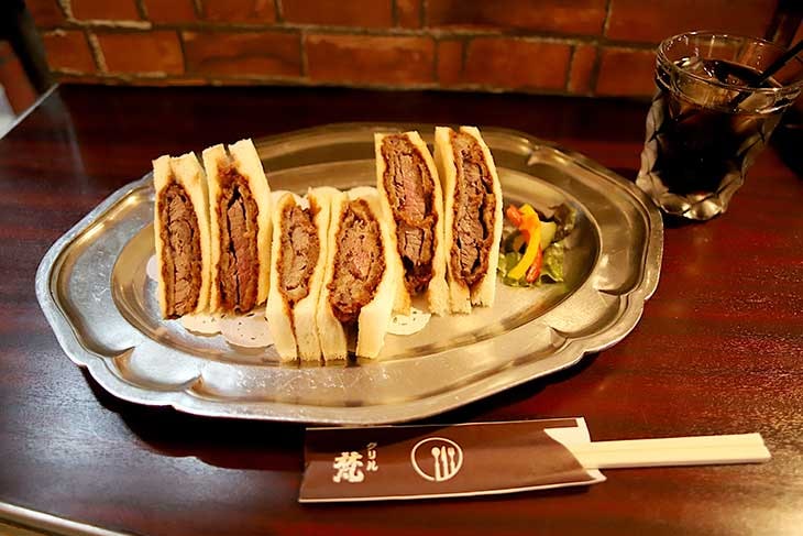 「ビーフヘレカツサンド」2200円、「アイスコーヒー」500円