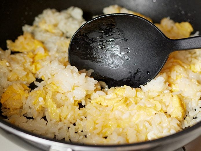 火からフライパンを離さないのもポイント！ [食楽web]