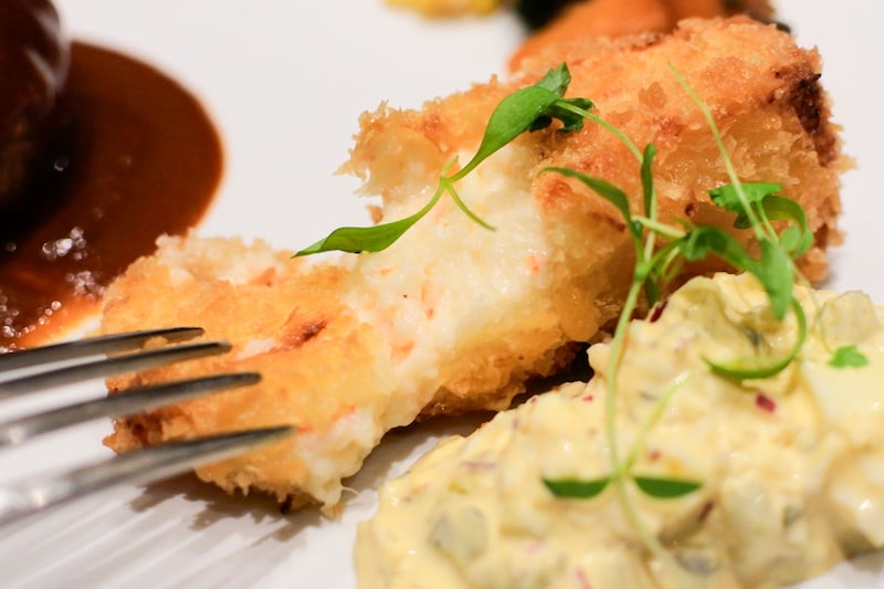 カニクリームコロッケは、サクッとした衣の中からとろりとあふれるベシャメルソースにカニの旨みが重なり口いっぱいに幸せが広がります　