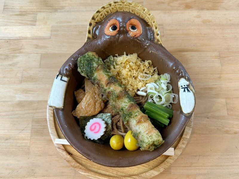 「たぬきそば」（M、890円）とトッピングの「ちくわ磯辺揚げ」200円