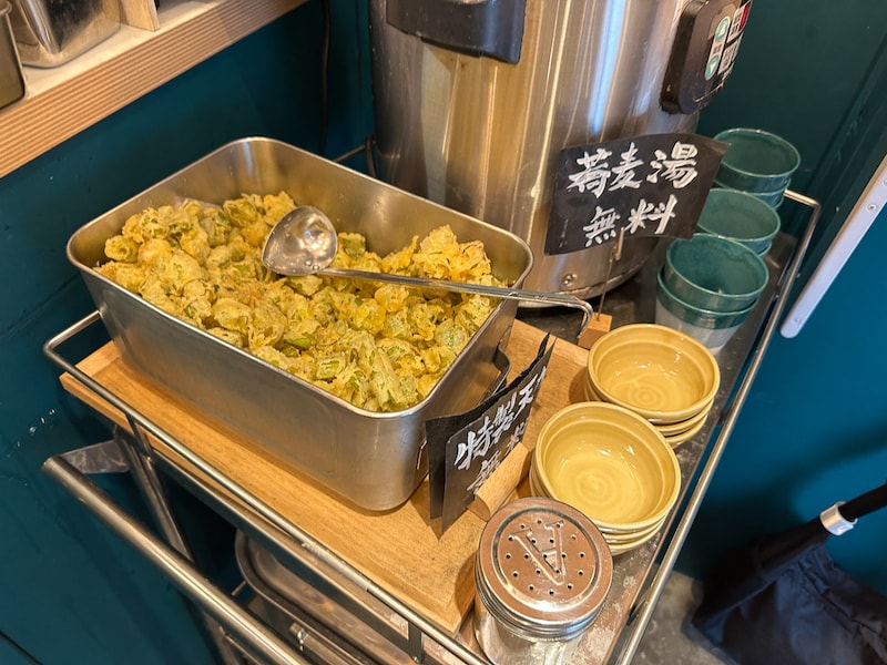 特製天かす、蕎麦湯、魚粉が置いてあります