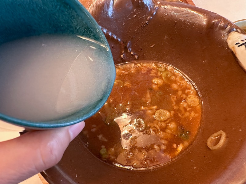 無料の蕎麦湯を残ったおつゆに投入[食楽web]