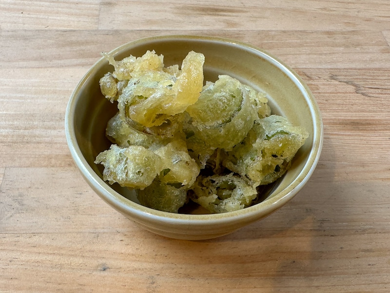 特製の天かすは、じつは青ネギを天ぷらにしたもの