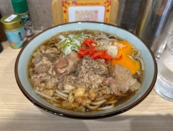 立ち蕎麦マニアが激推し！ 肉そばの超人気店『豊はる』の「元祖パイカ」を食べてきた