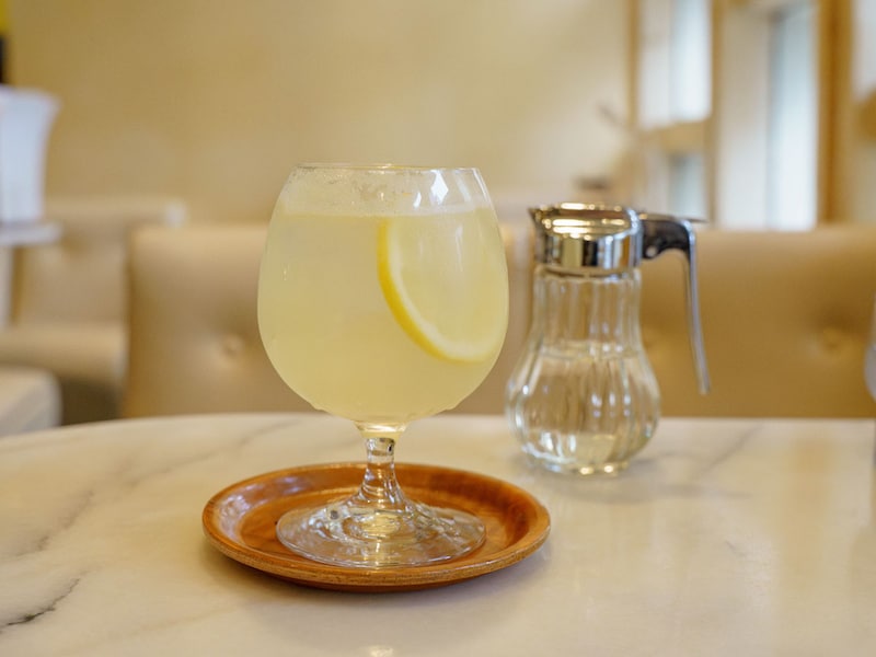 ニュー新橋ビルで出会う昭和の喫茶『カトレア』で味わう大人のレモンスカッシュ