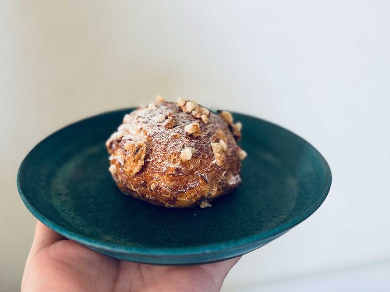 シェフが「当店の名刺がわり」と話す代表作「シュークリーム」360円