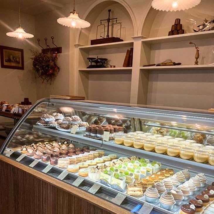 ショーケースには定番人気のシュークリームはプリンはもちろん、季節のフルーツを使ったカラフルなケーキも並ぶ