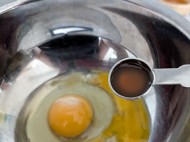 自宅でスクランブルエッグを作ってみました。卵2個に小さじ1の北海道コンソメで味付け