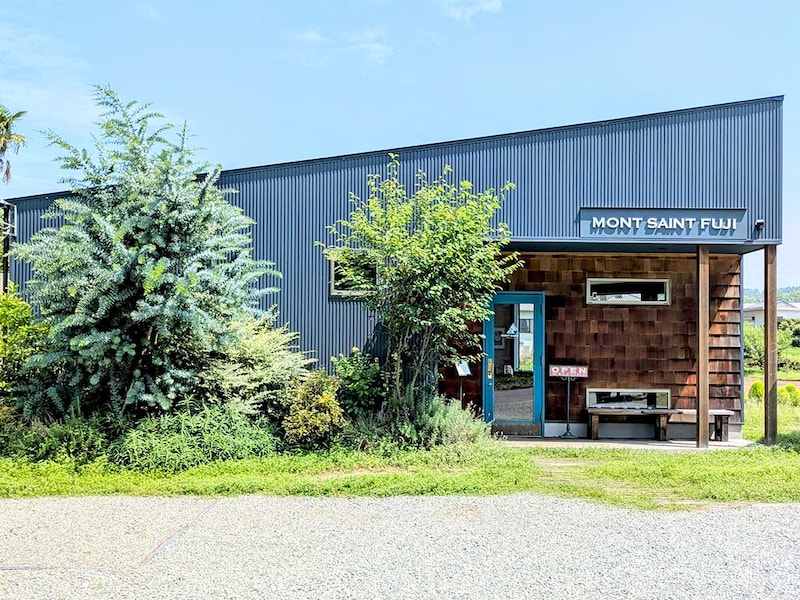 和訳すると「聖なる山 富士」、店名からも富士山への畏敬の念が伝わってきます