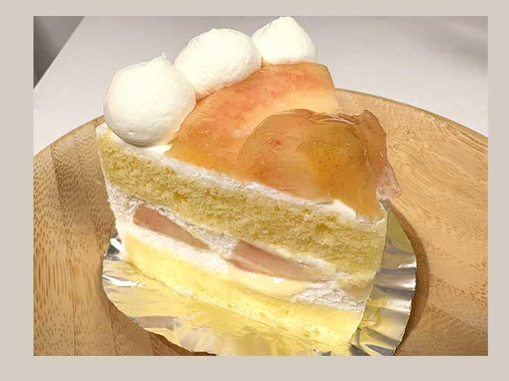 季節のおすすめ「もものショートケーキ」723円（税込） ※6月末訪問時