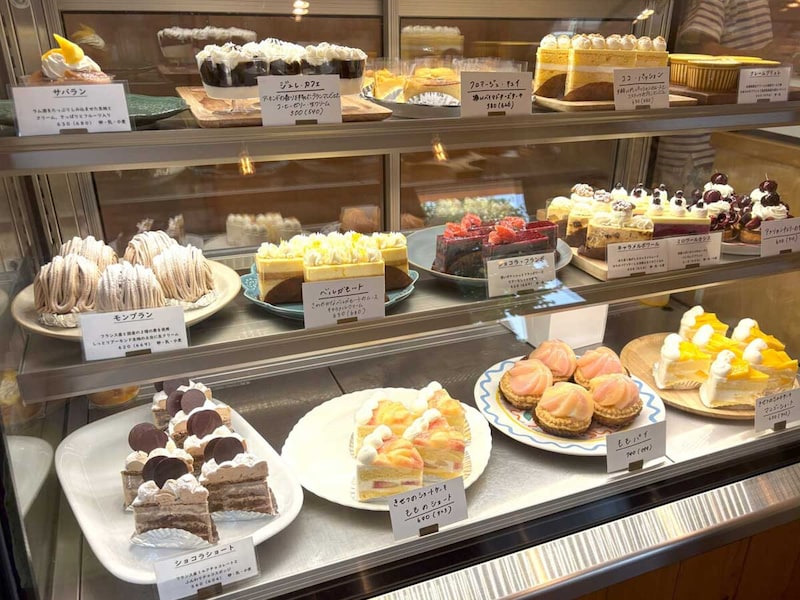 美しく並ぶ生菓子たち