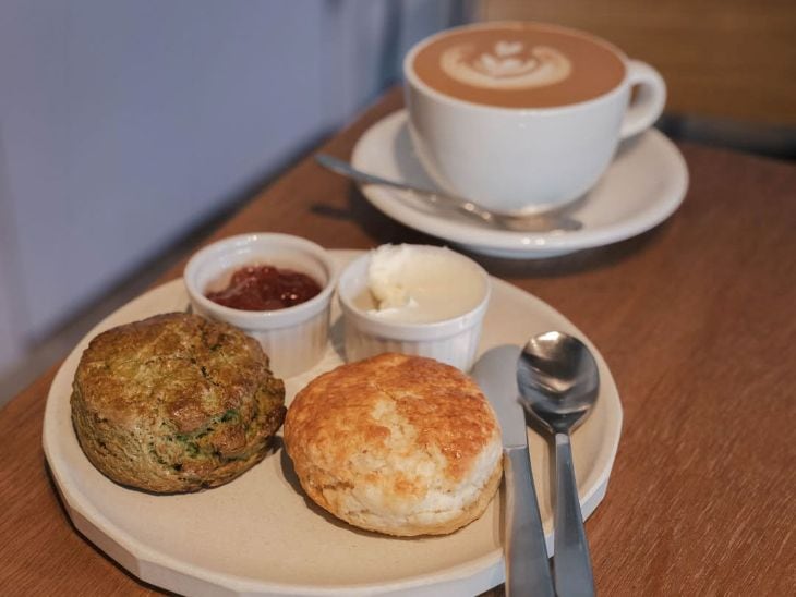 自家製スコーンプレートは、プレーンと季節のスコーンのセット