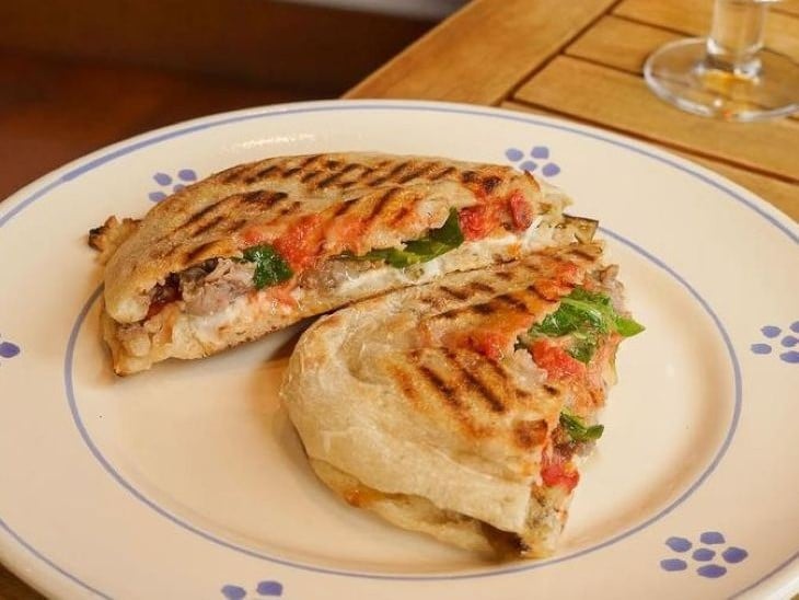 外はカリッと香ばしく、中はもっちもちの「プッチャ」。平日はランチセットでお得に楽しめます