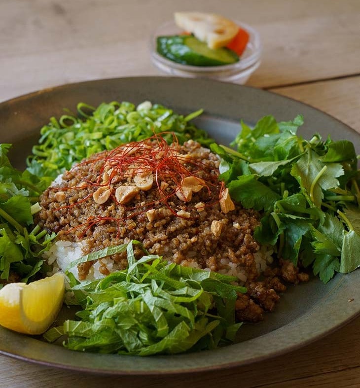 しっかり混ぜるのがおいしさのひみつ、「エスニックそぼろカリー」