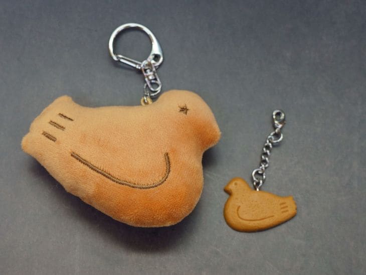 左から「鳩ホルダー」1,000円（1人2個まで）と「鳩サブレーチャーム」500円