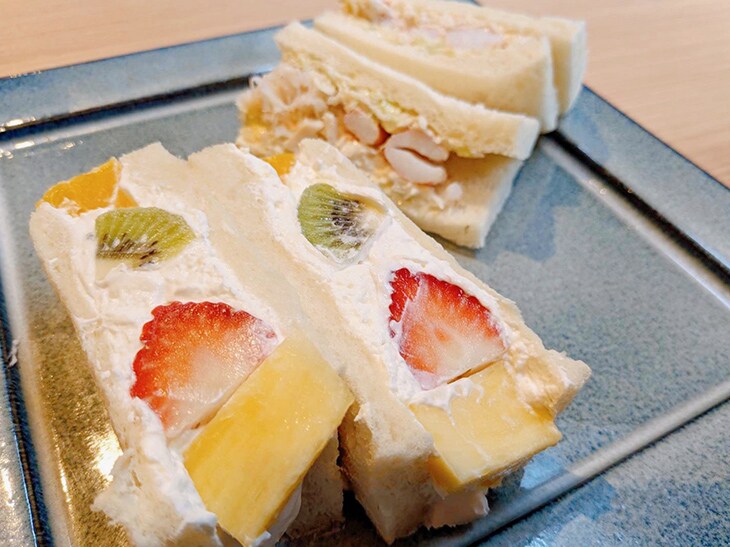 「フルーツミックス＆名物かにサラダ」のセット ［食楽web］