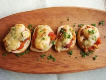 「冬野菜とお餅のトマト煮込みバゲット乗せ」のレシピ｜正月の余り餅をもてなし料理に！という話