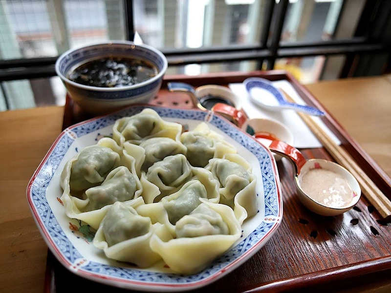 感動の本場の味が堪能できる「上海ワンタン」1,200円、「龍井茶」1,000円