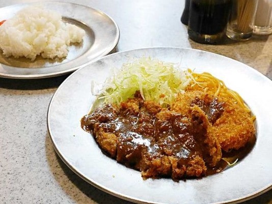 上質な牛肉が使われた「上牛カツライス」950円、「コロッケ」100円