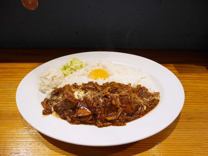 濃厚なデミグラスの「ハヤシライス（卵黄）」1,060円。卵黄をはじめ、60～100円で3種類のトッピングが追加できます