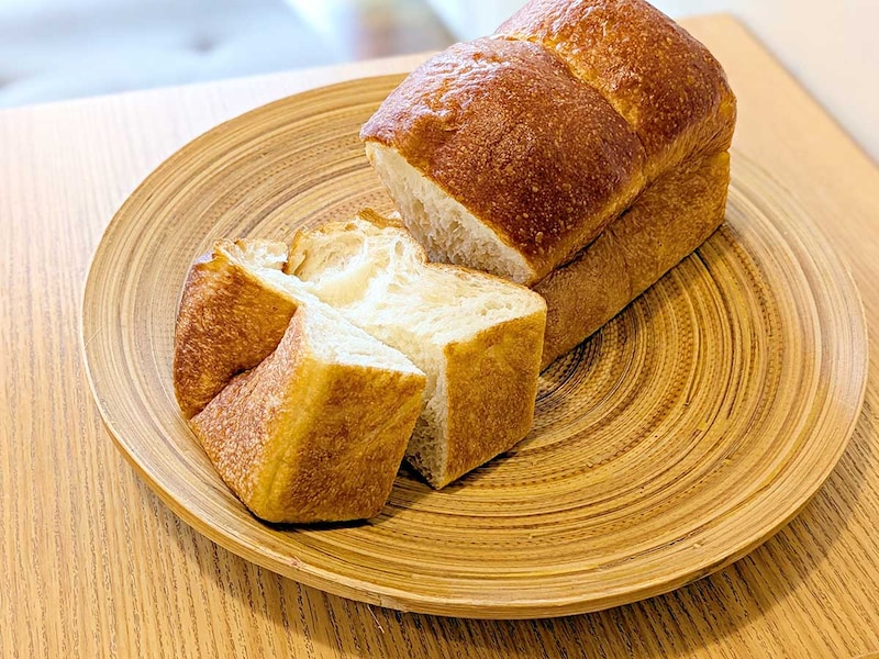 「うパン山食」テイクアウト500円、「うパン」1切れ・イートイン 100円 ［食楽web］