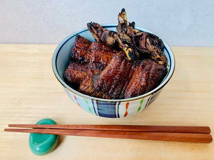 丼の中ですし詰め状態の蒲焼き＆肝焼き丼。肝は乗せきれず…肝吸いも余裕で作ることができます