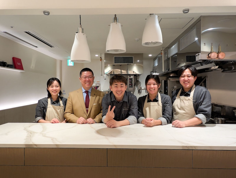 濵野雅文シェフ（写真中央）。1975年、福岡県糸島市出身。東京『ラ・ロシェル』にて8年半修行。渡仏後に複数のレストランでの修行を経て、『Saint－Amour Bellevue』のオーナーシェフとして独立。2018年にはミシュラン二つ星を獲得し、2023年に日本に帰国するまで6年間二つ星を獲得し続ける