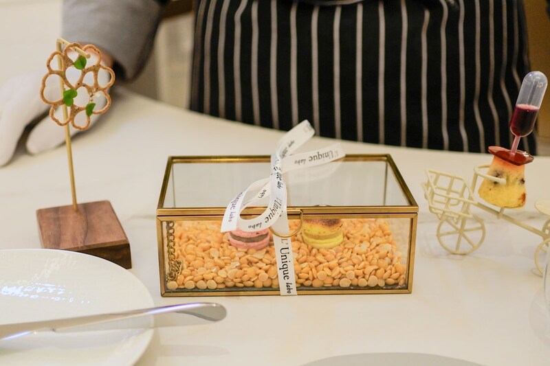 全11皿のコース「Menu L’Unique」。ミニャルディーズ・サレは食前のお愉しみとして