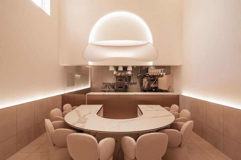 花をモチーフにしたペンダント照明。席の後方には、庭のように設えたウェイティングサロンを併設　※L’Unique labo提供