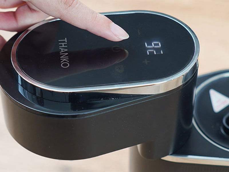 コーヒー粉と水を入れて温度設定、スタート→約2分でエスプレッソが完成！