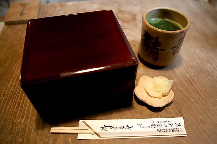 フタ付き重箱がワクワク感をそそります