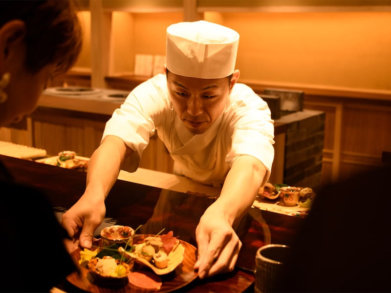 自ら八寸を供する友本さん。日本酒造りを学ぶため、秋田の人気蔵元・新政酒造でも修業した